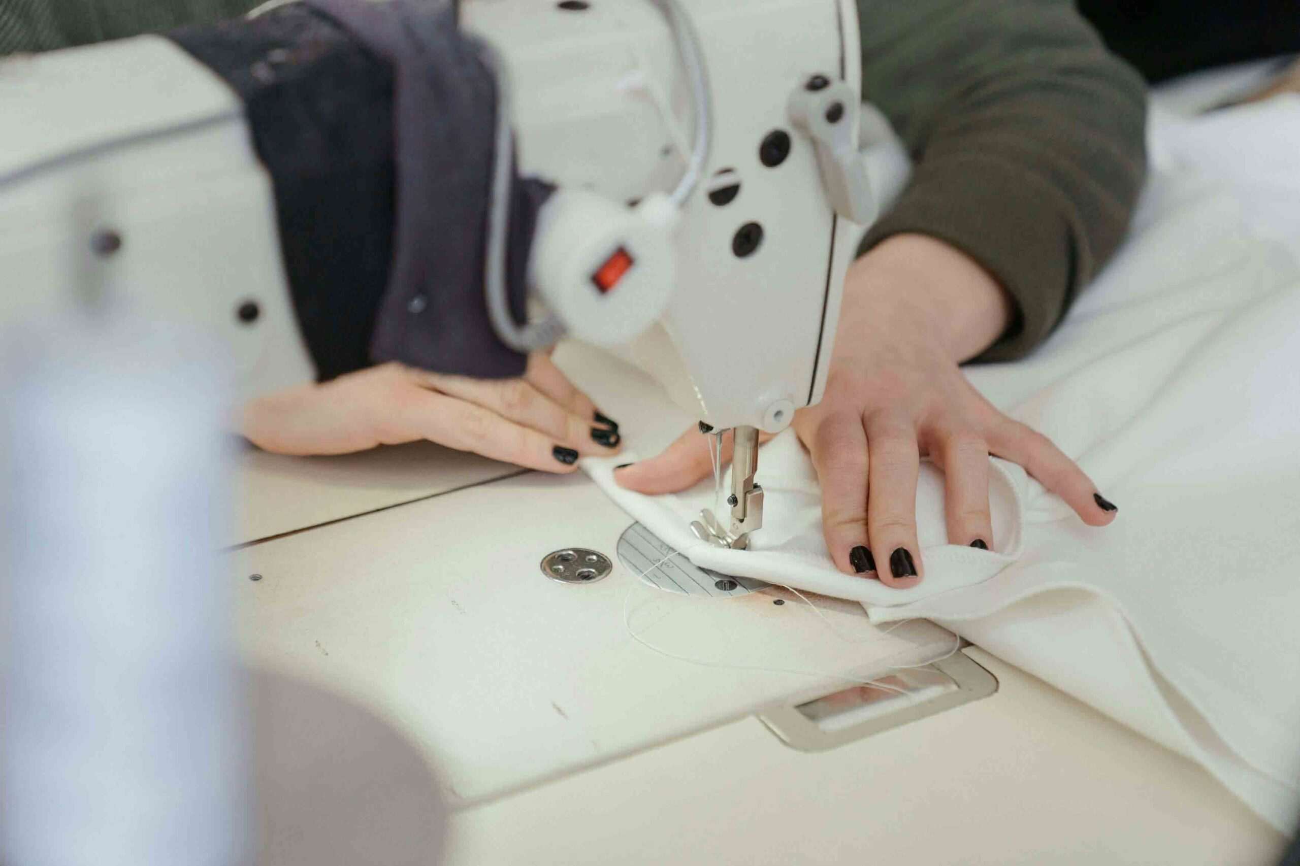 Técnico de Máquinas Trichi realizando la reparación de un motor de costura en el taller de Madrid.